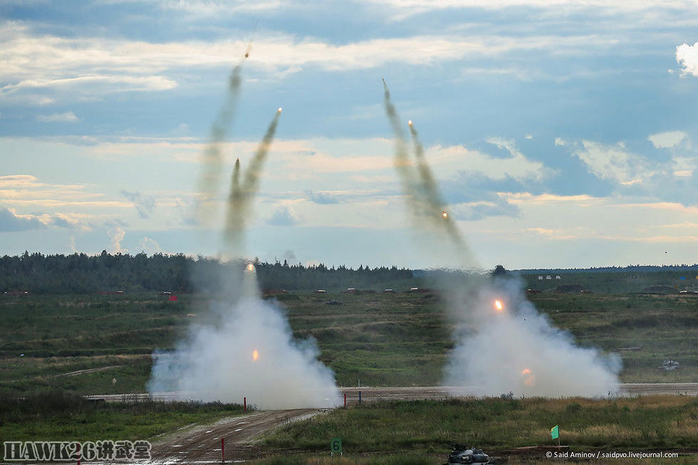 BM-21“冰雹”火箭炮进行射击。