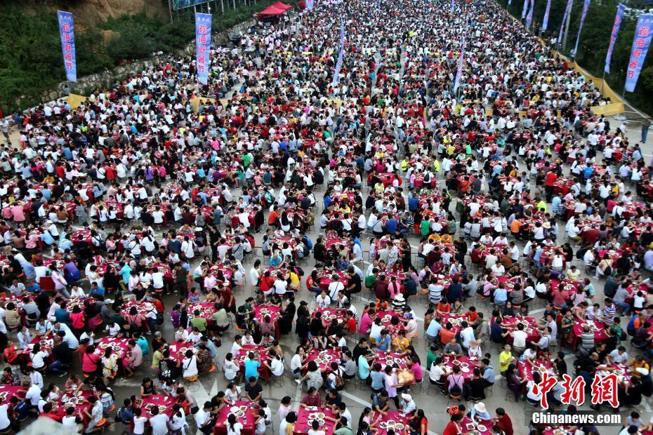 景区推10元流水席 千桌万人同时开席从白天吃到黑夜
