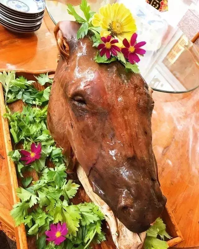 驴头宴以整个驴头作为主要食材,现场切片,将耳丝,眼窝,驴舌,腮帮,驴皮