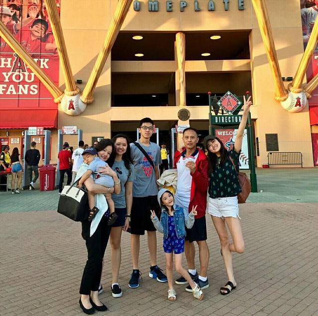 李小鹏生日晒全家福,奥莉腮帮子好像遗传了妈