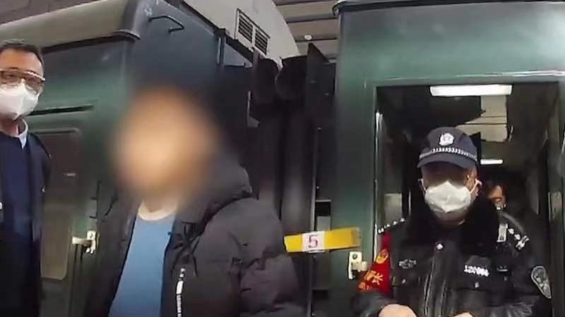 一男子在火车卫生间内装设备偷拍被北京铁警行拘