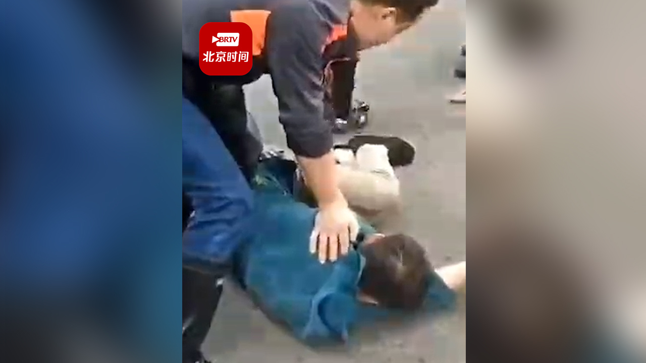 广东警方回应男子当街抢孩子被众人制伏：家人说他有精神疾病，孩子无大碍