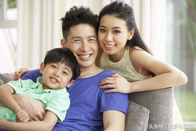 在2009年与大三认识的男友李晔结婚了,婚后生育了一个儿子,崔奕也暂时