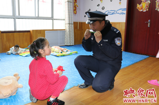 郑州铁路公安处商丘站派出所探望福利院儿童