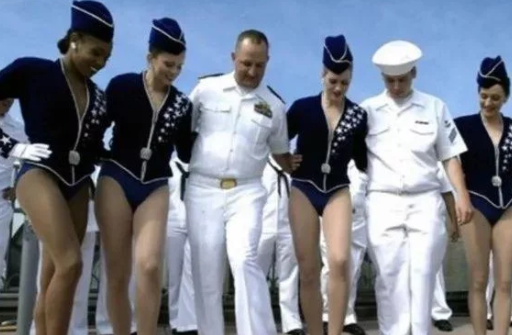 但说老实话，让美女到部队来训练也好、慰问也好，她们带来的视觉刺激和脂粉香水，究竟是能激励士气还是让大兵们荷尔蒙更加膨胀更加心猿意马进而动摇军心，是一件很难说的事，而且还可能出现许多让人始料未及的事来。