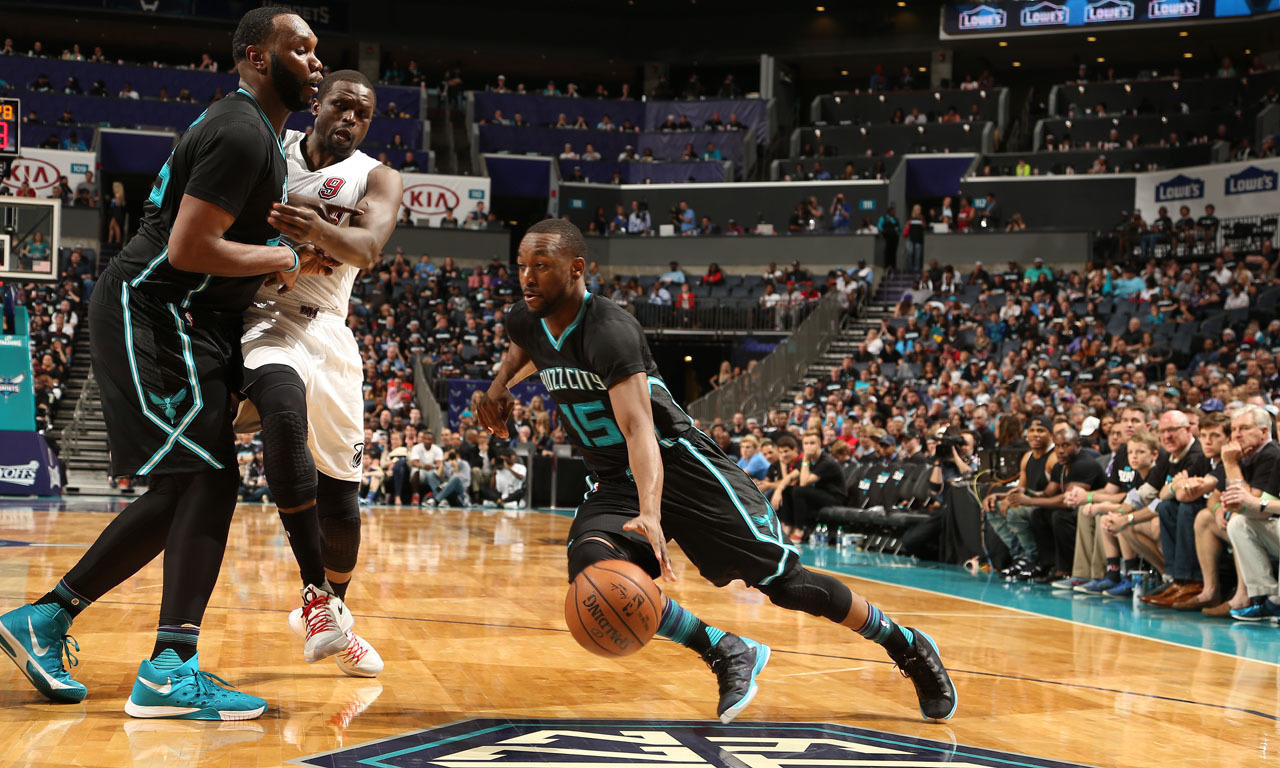 队友挡拆 肯巴沃克持球突破.