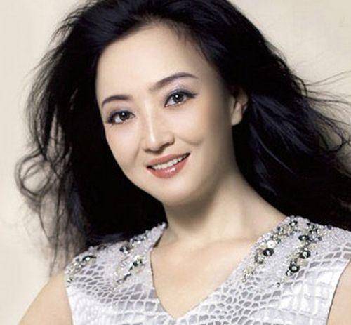 她曾苦苦暗恋王志文,一婚闪婚闪离,二婚终获幸福