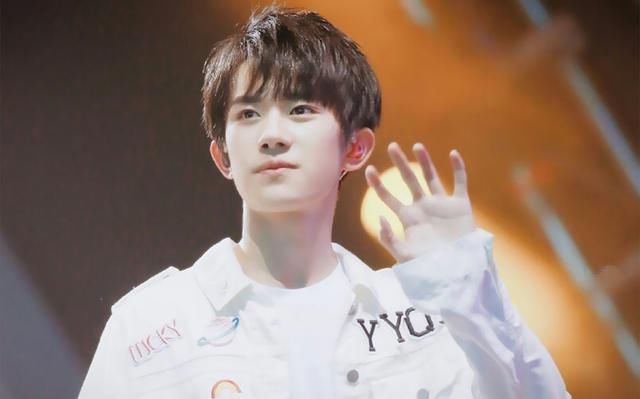 易烊千玺新综艺火了,与蔡徐坤程潇首次同台,粉