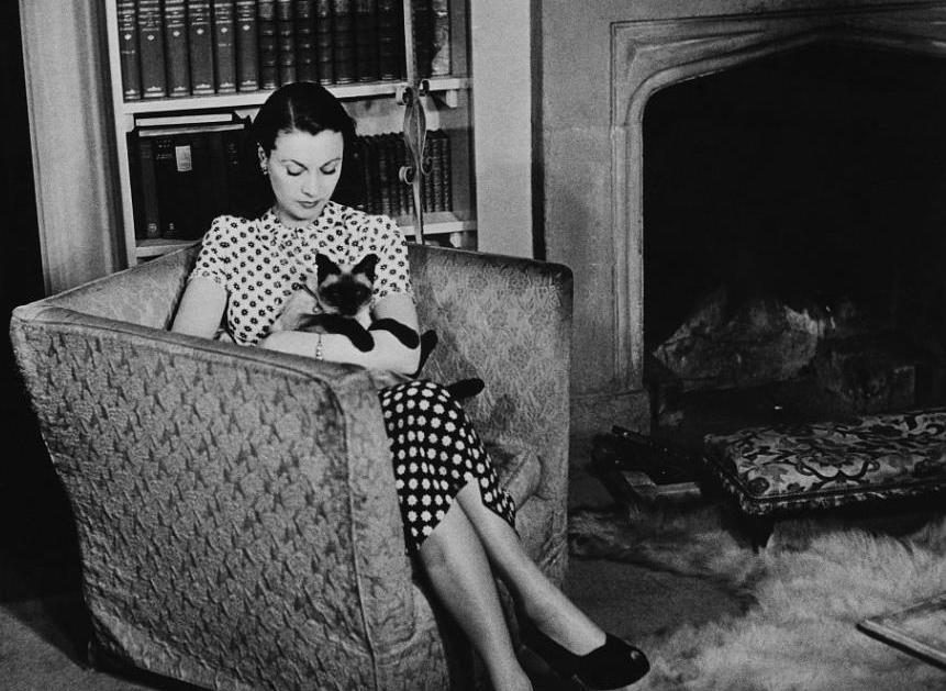 中年时的费雯丽:长相甜美,穿搭气质迷人,却终究