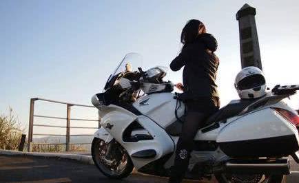 摩托头盔开箱对比评测:Shoei GT-AIR vs Shark