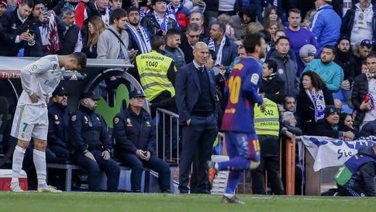 C罗赛后10秒就消失,不谢球迷不祝贺巴萨,梅西最后一个离场 C罗赛后10秒就消失,不谢球迷不祝贺巴萨,梅西最后一个离场