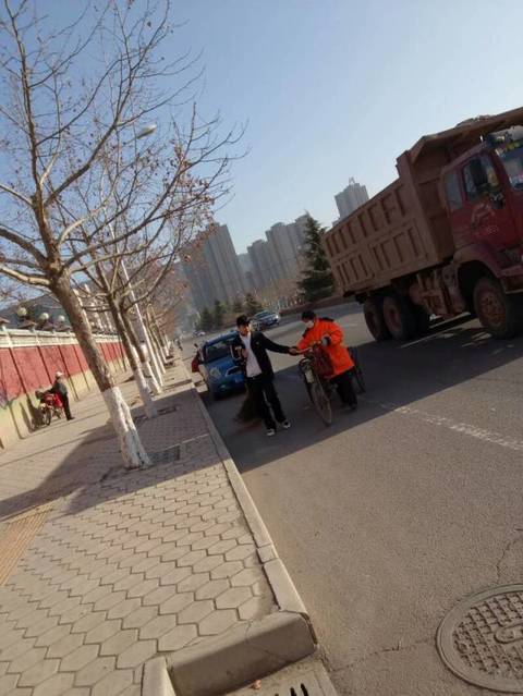 甘肃医学院红十字协会为老服务志愿者大学生让