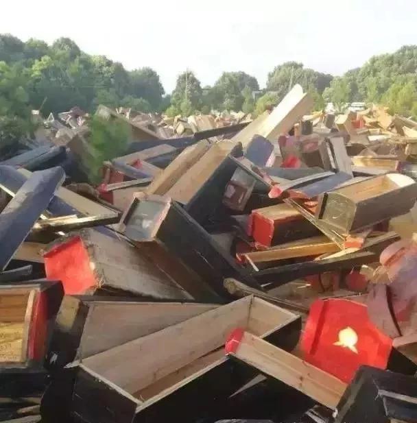 江西殡改挖掘机砸上千棺木 官方回应:少数现象