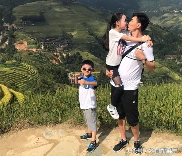 奥运冠军仲满近照:当教练,老婆是大学教师,女儿