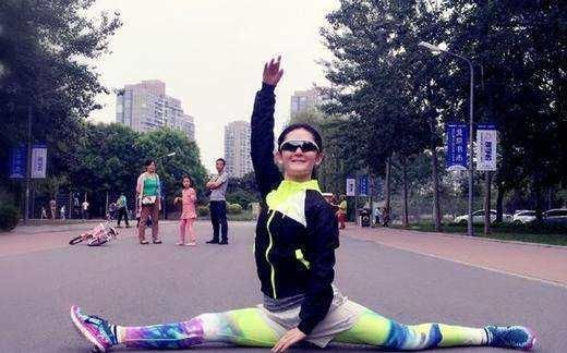 女星们劈一字马谁最美,宋茜排名第二,她才是当