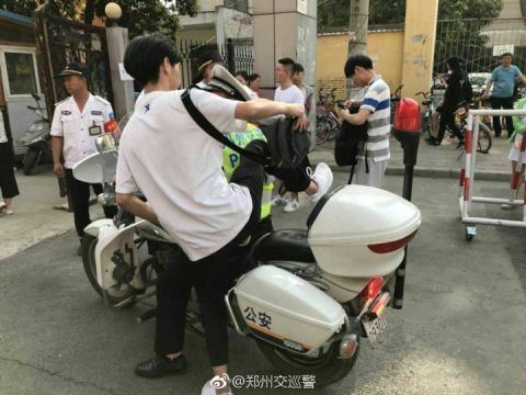 网传河南一高考生裤子拉链坏了撕衣赶考,考点