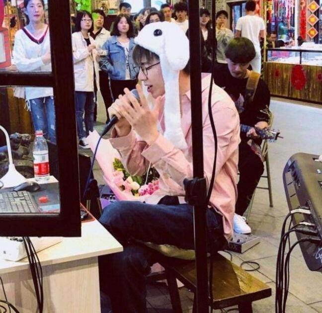 发生了什么?抖音一哥刘宇宁直播, 整条街粉丝