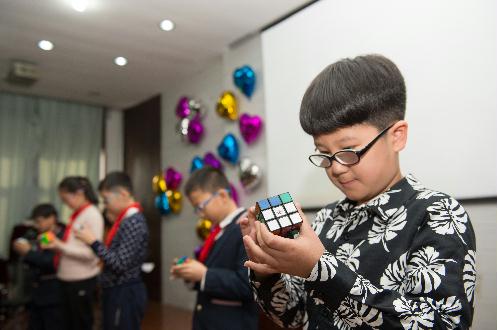 燕柳小学7岁娃能说出世界任一国家的国旗和首