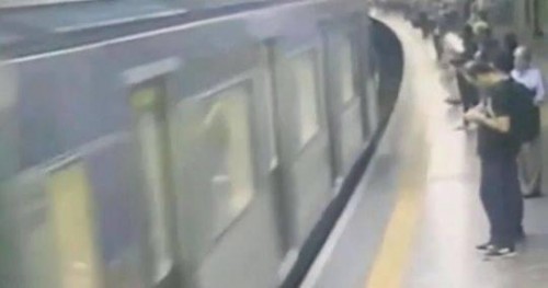 调查人员表示，嫌疑人声称自己心理健康有问题，会把自己在站台上看到的第一个人推下去。圣保罗地铁官方则表示，受害女子之所以大难不死，是因为她跌进了列车和站台间的缝隙，没有被行驶中的列车撞到。