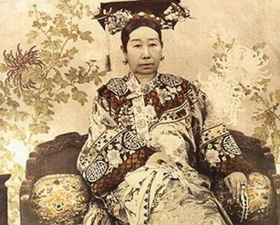 慈禧本是个丫鬟,因脚上长着两个瘊子而改变命