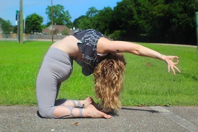 练瑜伽女人,被紧身裤勒身体半天,为何都不会感觉不适?