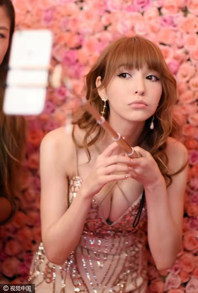 名模藤井莉娜低胸秀性感 事业线被勒变形