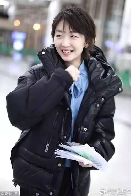 周冬雨的机场街拍竟然变得这么时髦了