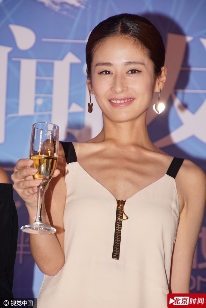 瘦成这样好吗！颖儿深V吊带裙秀“排骨胸”