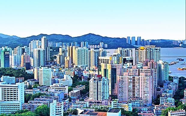 珠海离香港澳门那么近,气候宜人经济发达,为什