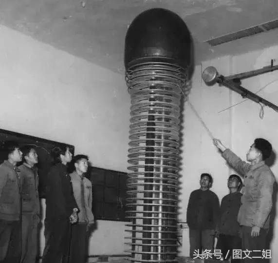 特朗普叔叔心疼穷学生,送他1样东西,使中国提