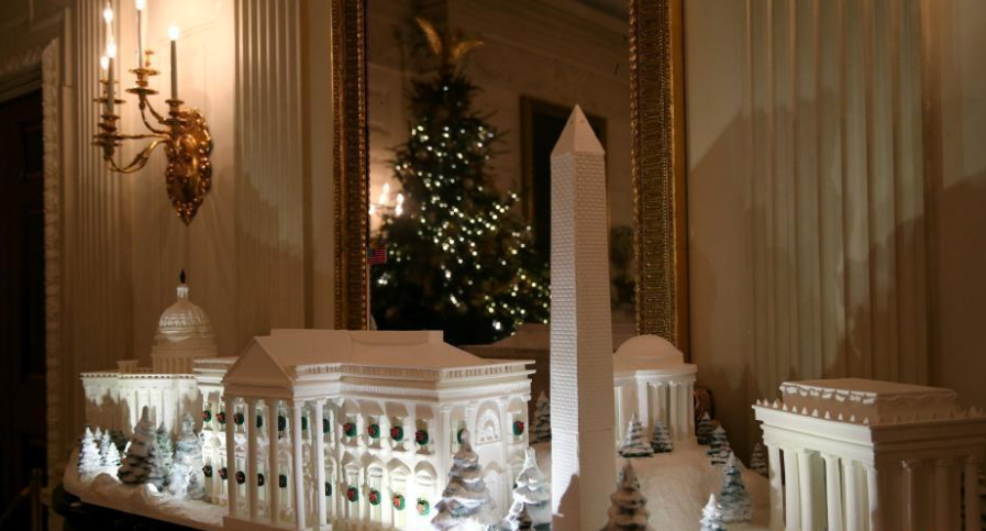 当地时间2018年11月26日，美国华盛顿，2018年白宫圣诞装饰预展举行，圣诞装饰布满，宛如童话世界。