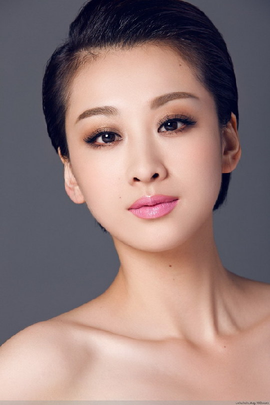 害人不浅 对眼歪脸也敢称美女的明星