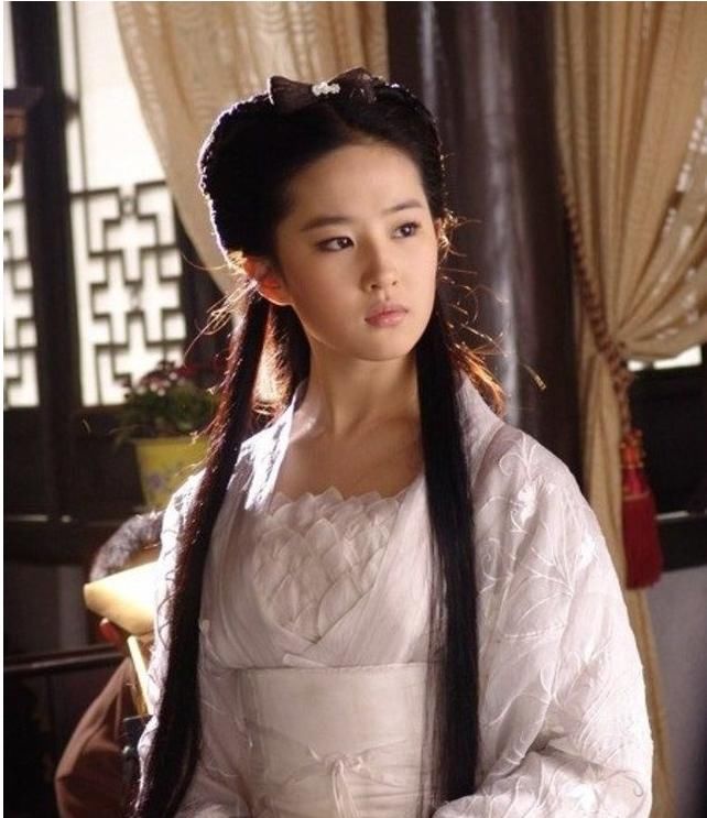 刘亦菲穿薄纱裙仙气十足,赵丽颖穿一次就比过