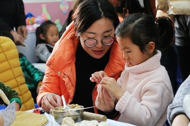 广平第一幼儿园亲子齐上阵包水饺,迎新年