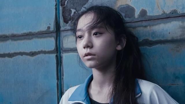 一时间,这个死去的花季少女成为了「早恋的坏榜样」,在一个充满「荡妇