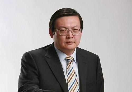 46岁梁宏达与娇妻近照,结婚18年不生小孩,说出