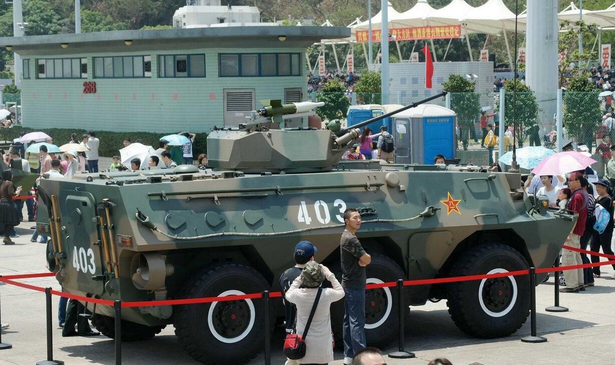 92式步战车以国产奔驰2030(TM2030)军用越野卡车底盘为基础研制,配备一台320马力的8缸4冲程直喷式风冷增压柴油机,传动系统采用仿制德国ZF公司的5S-lllGPA型机械式变速箱。