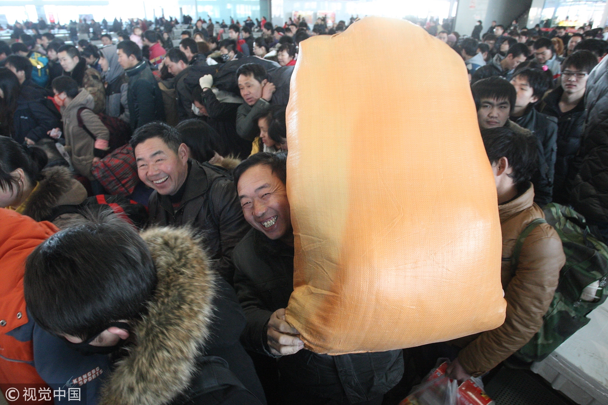 2013年1月26日，在山东烟台火车站 ，旅客检票上车。图/视觉中国