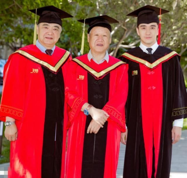 翟天临博士毕业,导师和父母齐出镜,网友调侃:只
