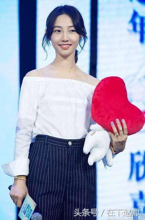 白百何越来越大胆了!紧身裙印出三角区,井柏然