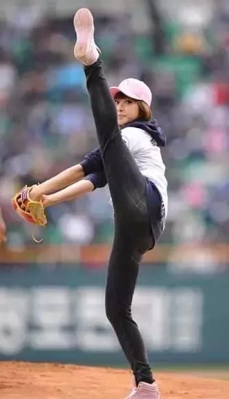 一字马哪家强:宋茜很轻松,蔡依林穿高跟鞋难度