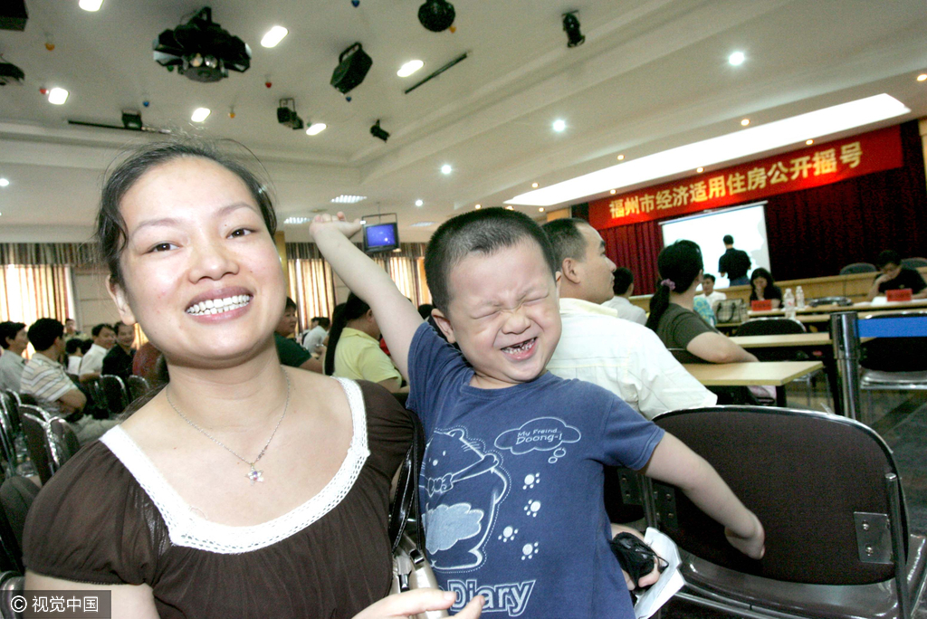 2007年9月1日，在福州市经济适用住房公开摇号现场，无房户陈燕和6岁的儿子听到抽到申请人选房顺序号时，兴奋地当场欢呼起来。