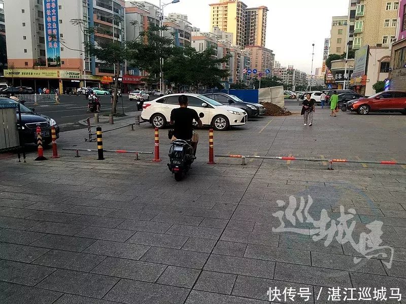 段的人行道被私自围地施划停车位 有的还收保