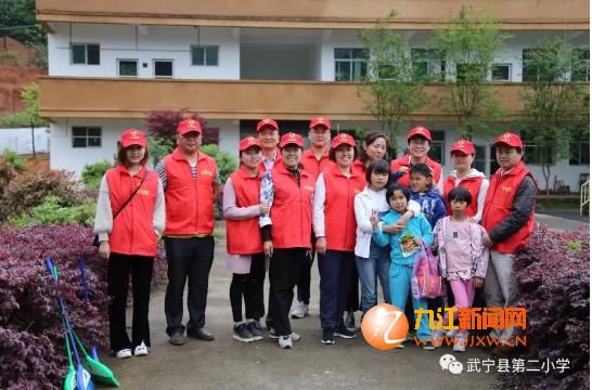 武宁二小党员志愿者开展关爱孤儿活动