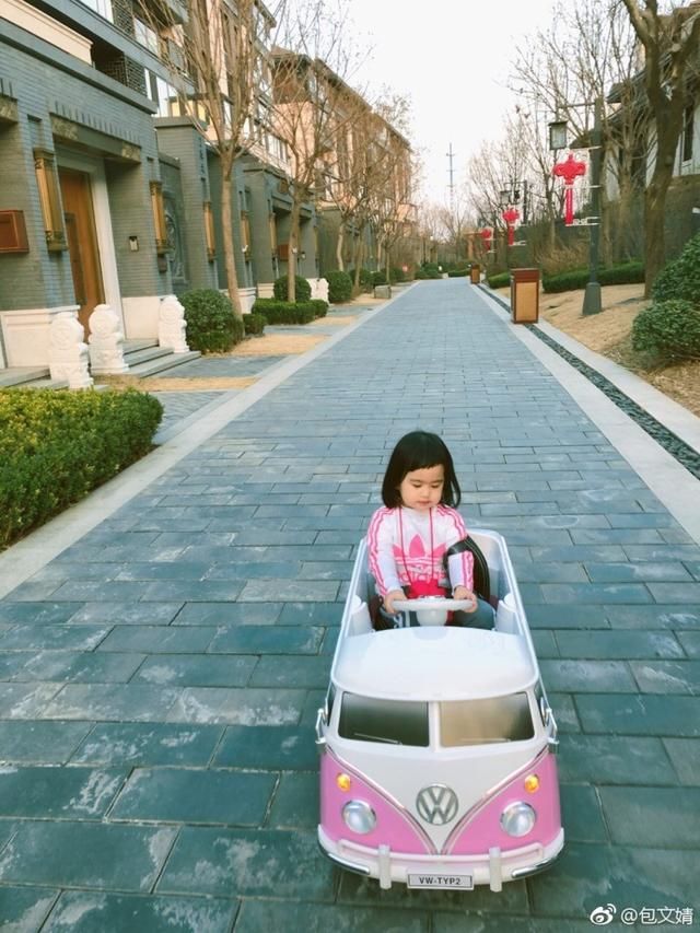 包贝尔小区溜娃照曝光,无意曝光别墅区干净的