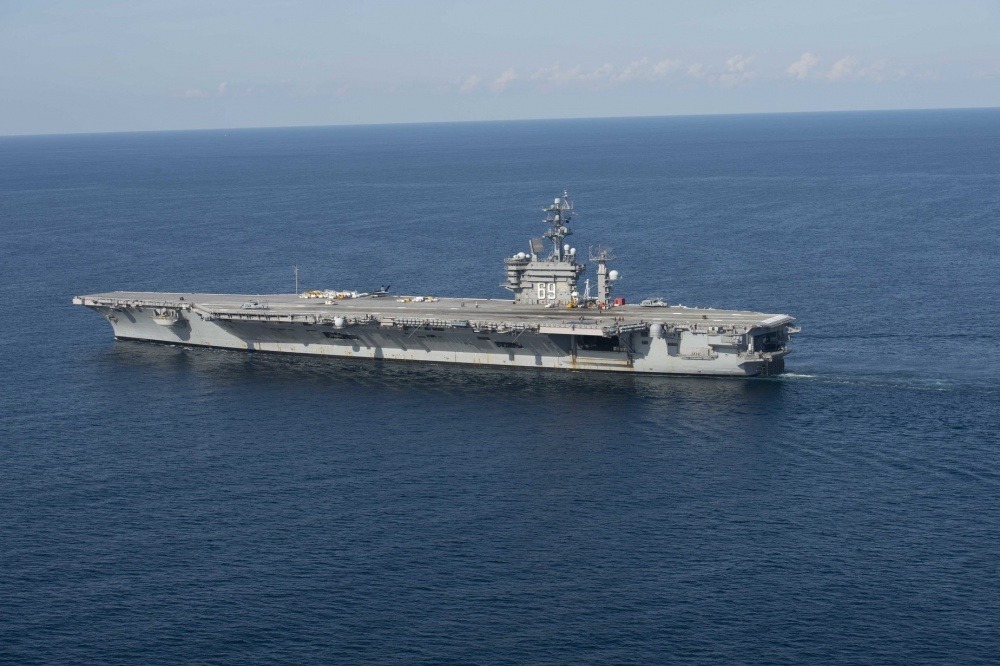 8月11日，美国海军MH-60S“海鹰”直升机跟随“艾森豪威尔”号航空母舰（CVN-69）在大西洋海域进行了海上训练。