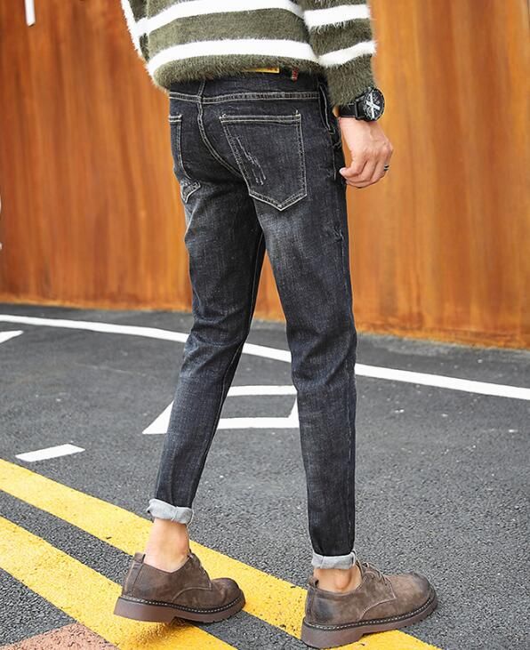 别再穿休闲裤了,今年男士流行牛仔裤+豆豆鞋,