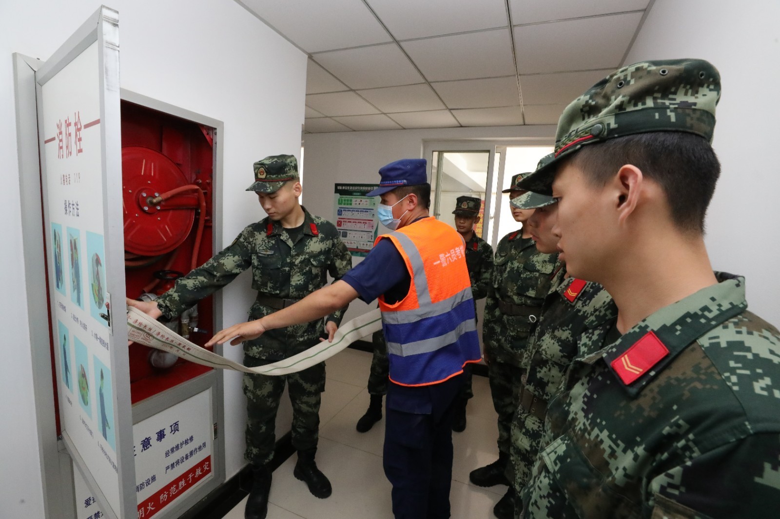 武警消防图片