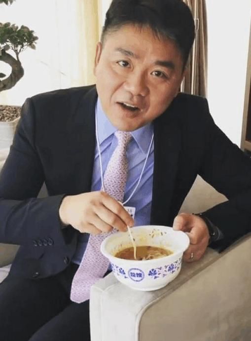 章泽天晒刘强东吃饭视频, 刘强东一个眼神曝出