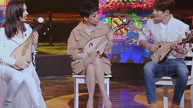 宋佳携带“秘密武器” 现场柳琴独奏《女儿情》 宋佳携带“秘密武器” 现场柳琴独奏《女儿情》